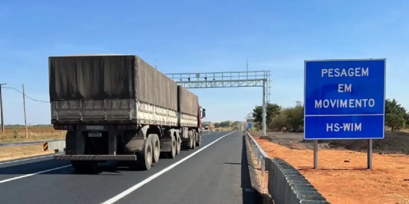 Modernização de rodovias avança com instalação de balanças que pesarão caminhões em movimento