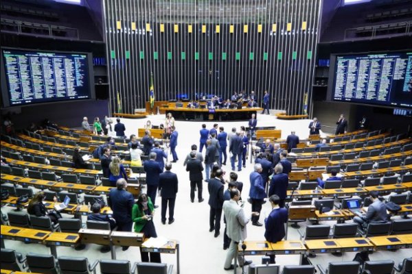 Câmara aprova PEC da reforma tributária com benefícios para o transporte