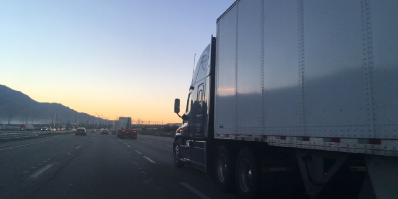 Pesagem de caminhões em movimento entra em operação na Via Dutra