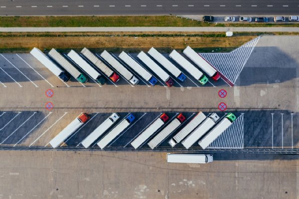 Emplacamentos de caminhões apresentam recuperação em outubro