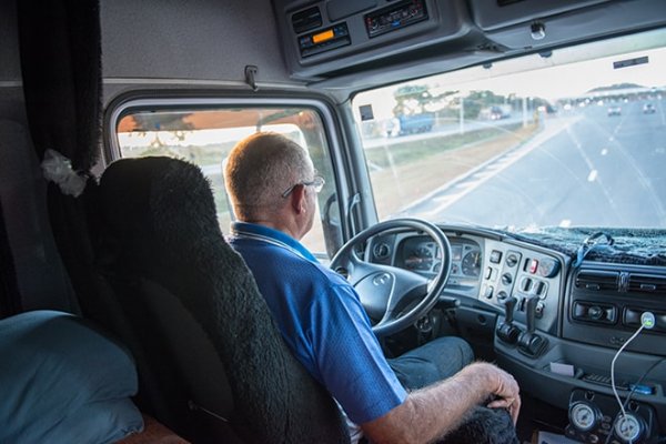 Caminhoneiros aumentam renda mensal média em 18% em três anos